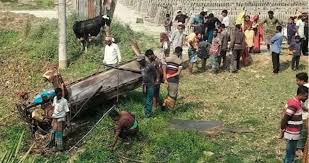 সাতক্ষীরা গরুবোঝাই ইঞ্জিনভ্যান খাদে পড়ে নিহত ২
