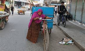 পৌরসভার ময়লা পরিষ্কার করে সংসার চালান বিধবা তাহমিনা