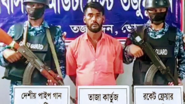 তজুমদ্দিনে অস্ত্র, কার্তুজ ও রকেট ফ্লেয়ারসহ কুখ্যাত ডাকাত হেজু গ্রেফতার।