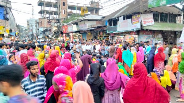 বকেয়া বেতনের দাবিতে বরিশালে ফরচুন সু লিঃ শ্রমিকদের বিক্ষোভ ও সড়ক অবরোধ